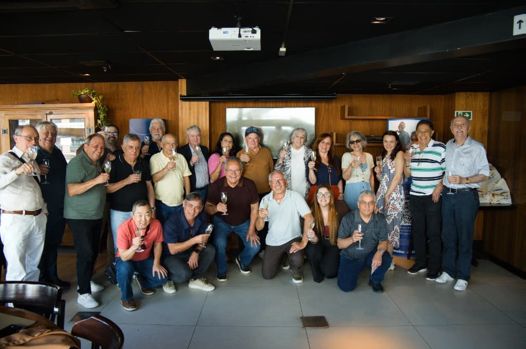 Foto coletiva da celebração dos 60 anos da Fenasbac em Curitiba