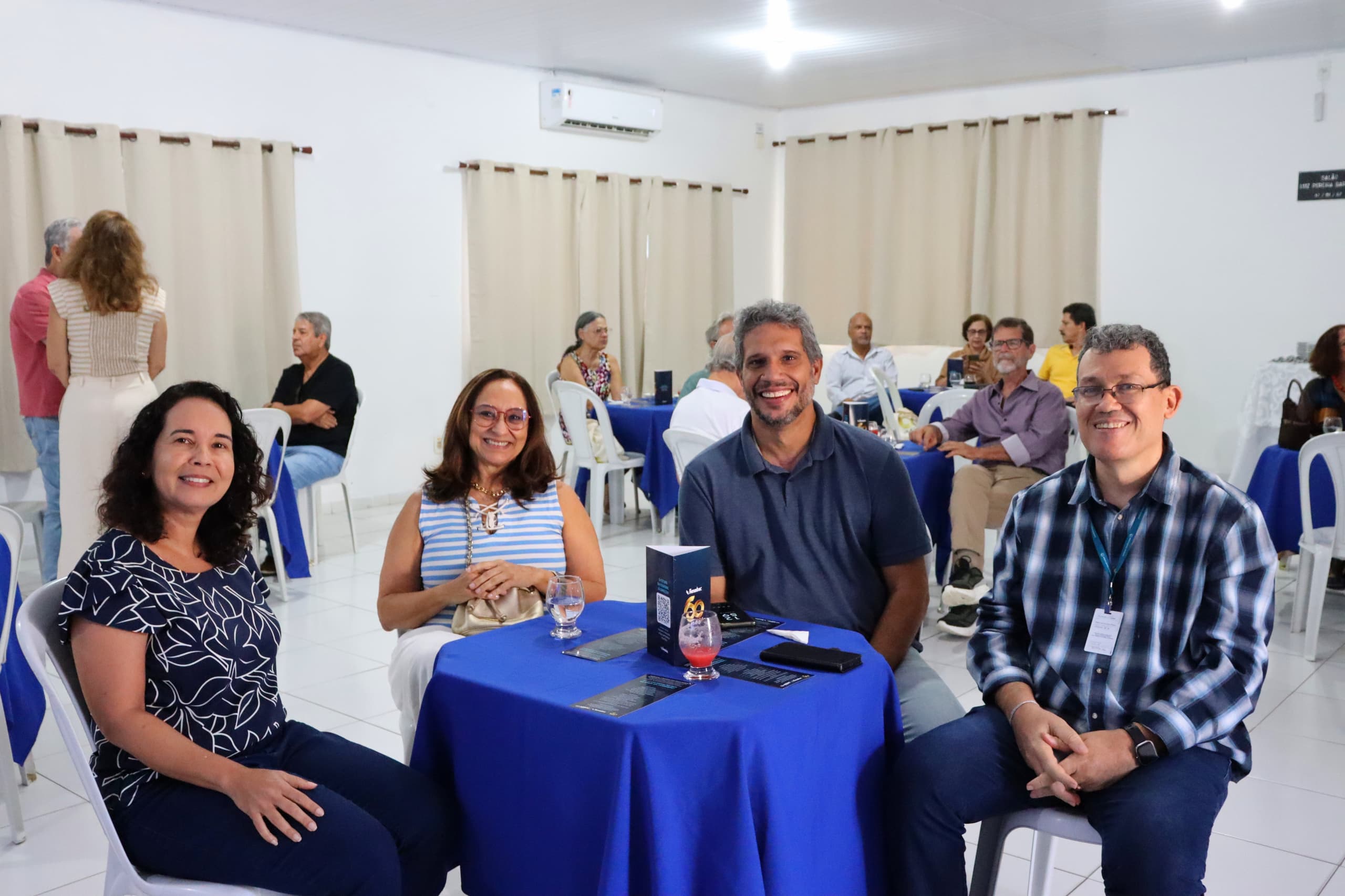 Convidados sentados durante a celebração dos 60 anos em Salvador