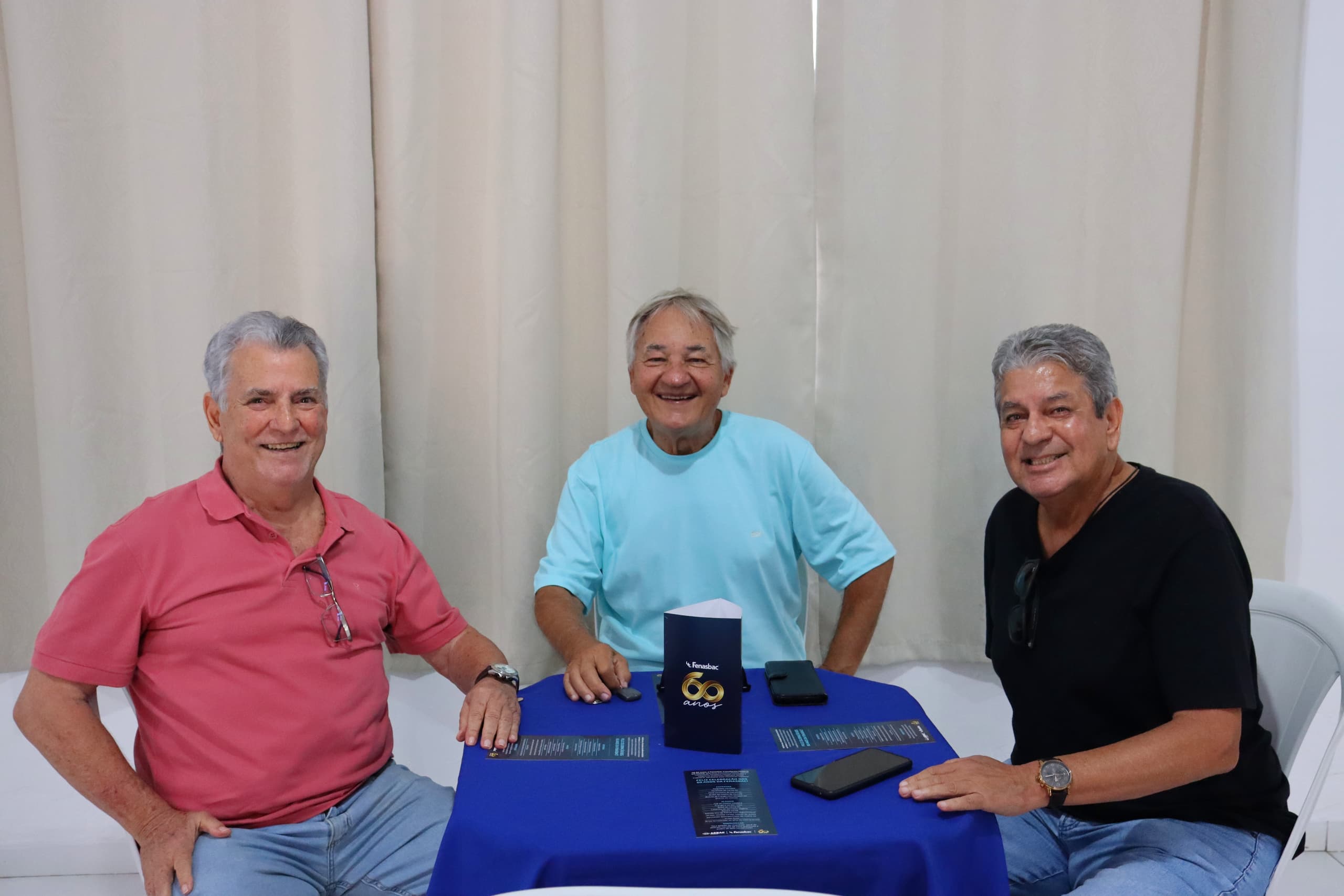Mesa de convidados na celebração dos 60 anos em Salvador